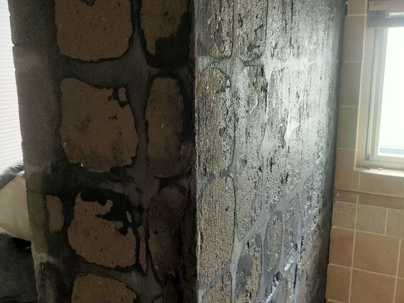 墻面瓷磚鋪貼：（1）基層處理：將塵土、雜物徹底清掃干凈，不得有空鼓、開裂及起砂等缺陷。 （2）彈線：施工前在墻體四周彈出標高控制線，在地面彈出十字線，以控制地磚分隔尺寸。 （3）鋪貼：鋪設選用1：3干硬性水泥砂漿，砂漿厚度25mm左右。鋪貼前將地磚背面濕潤，需正面干燥為宜。把地磚按照要求放在水泥砂漿上，用橡皮錘輕敲地磚飾面直至密實平整達到要求。 （4）勾縫：地磚鋪完后24h進行清理勾縫，勾縫前應先將地磚縫隙內(nèi)雜質擦凈，用專用填縫劑勾縫。 （5）清理：施工過程中隨干隨清，完工后(一般宜在24h之后)再用棉紗等物對地磚表面進行清理。