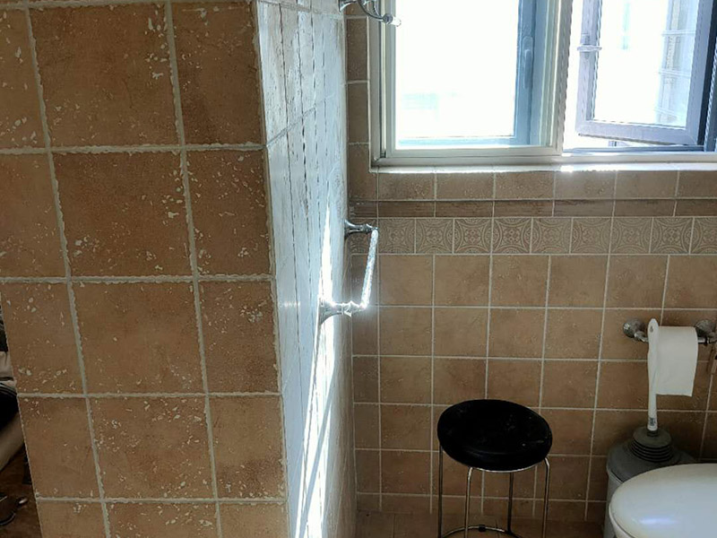 墻面瓷磚鋪貼：（1）基層處理：將塵土、雜物徹底清掃干凈，不得有空鼓、開裂及起砂等缺陷。 （2）彈線：施工前在墻體四周彈出標高控制線，在地面彈出十字線，以控制地磚分隔尺寸。 （3）鋪貼：鋪設選用1：3干硬性水泥砂漿，砂漿厚度25mm左右。鋪貼前將地磚背面濕潤，需正面干燥為宜。把地磚按照要求放在水泥砂漿上，用橡皮錘輕敲地磚飾面直至密實平整達到要求。 （4）勾縫：地磚鋪完后24h進行清理勾縫，勾縫前應先將地磚縫隙內(nèi)雜質擦凈，用專用填縫劑勾縫。 （5）清理：施工過程中隨干隨清，完工后(一般宜在24h之后)再用棉紗等物對地磚表面進行清理。