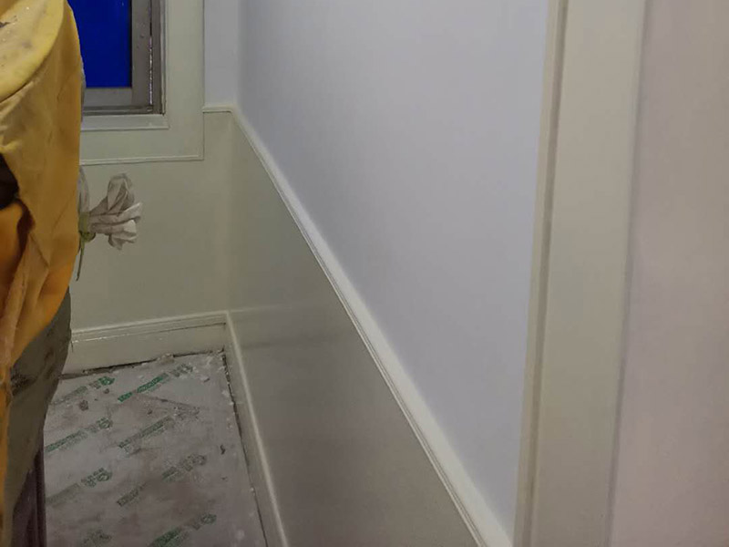 墻裙墻面翻新安裝:1．選擇墻裙，要根據(jù)市面積確定產(chǎn)品的種類和造型，如果房子面積有限，要盡量選取簡單型的墻裙，造型也要簡單些，以節(jié)省空間為主，更加注重空間的運用，這樣才不會顯得擁擠。 2．裝修好了再裝墻裙，往往不能統(tǒng)一風格，所以裝什么風格的墻裙，在裝修前就應(yīng)該確定下來。尤其重要的是，墻裙一定要符合裝修的整體風格，如果是中式風格的裝修，選擇方格式式就會顯得格格不入，同樣，歐式的居室，裝進去一墻面的中式墻裙也會很怪異。 3.往墻面上固定，無需打底，我們有配套的底座，用釘槍把底座打到墻上，然后拿我們的板材往底座上扣合就行了。也解決了拐角、收邊、難的問題，我們都是有相應(yīng)的型材。