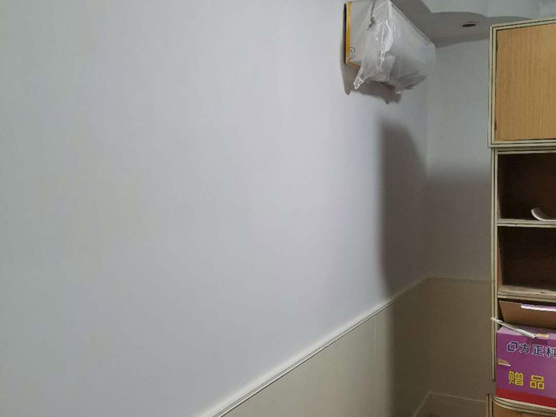 墻裙墻面翻新安裝:1．選擇墻裙，要根據(jù)市面積確定產(chǎn)品的種類和造型，如果房子面積有限，要盡量選取簡單型的墻裙，造型也要簡單些，以節(jié)省空間為主，更加注重空間的運用，這樣才不會顯得擁擠。 2．裝修好了再裝墻裙，往往不能統(tǒng)一風格，所以裝什么風格的墻裙，在裝修前就應(yīng)該確定下來。尤其重要的是，墻裙一定要符合裝修的整體風格，如果是中式風格的裝修，選擇方格式式就會顯得格格不入，同樣，歐式的居室，裝進去一墻面的中式墻裙也會很怪異。 3.往墻面上固定，無需打底，我們有配套的底座，用釘槍把底座打到墻上，然后拿我們的板材往底座上扣合就行了。也解決了拐角、收邊、難的問題，我們都是有相應(yīng)的型材。