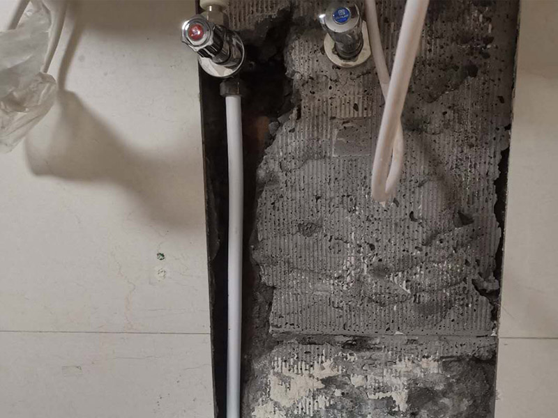 熱水器水管漏水維修：水管漏水修補要先找到漏水點，然后針對性修補，水管裂縫小可以直接將在漏水處涂抹上玻璃膠，但是要先關閉水閘、保持滲漏處干燥才能施工，玻璃膠干了之后才可以打開水閘，若是破損大，可將其切掉，用一節(jié)新水管和兩個接頭來修補，并在接頭處涂抹膠水密封。