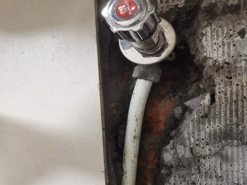 熱水器水管漏水維修：水管漏水修補要先找到漏水點，然后針對性修補，水管裂縫小可以直接將在漏水處涂抹上玻璃膠，但是要先關閉水閘、保持滲漏處干燥才能施工，玻璃膠干了之后才可以打開水閘，若是破損大，可將其切掉，用一節(jié)新水管和兩個接頭來修補，并在接頭處涂抹膠水密封。