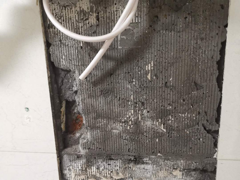 熱水器水管漏水維修：水管漏水修補要先找到漏水點，然后針對性修補，水管裂縫小可以直接將在漏水處涂抹上玻璃膠，但是要先關閉水閘、保持滲漏處干燥才能施工，玻璃膠干了之后才可以打開水閘，若是破損大，可將其切掉，用一節(jié)新水管和兩個接頭來修補，并在接頭處涂抹膠水密封。