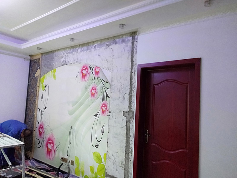 客廳背景墻翻新：電視背景墻五花八門(mén)，在選擇的時(shí)候一定要看看家里原本的裝修色調(diào)是怎樣的，一定要做好色調(diào)的搭配，這樣才不會(huì)太突兀，不能一味的追求電視背景墻單獨(dú)的美感，與整間房間色調(diào)和諧才能看著更順眼。 裝修的時(shí)候一定要找專(zhuān)業(yè)的人員裝修，哪怕只是周?chē)囊蝗Σ枭牟ＡВ绻Ａz打不好的話，也是很難看的，而且還有可能過(guò)一段時(shí)間脫落，所以還是一次性到位的好。