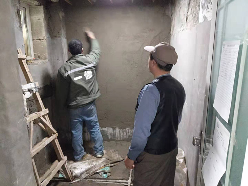 廁所墻面找平：1.基層，及與結(jié)構(gòu)板接觸哪層，用水泥砂漿抹成。 建議設(shè)內(nèi)地漏，基層要平整并向地漏方向找坡?？繅肮芨幘ǔ鰣A角。 2.基層防水，材料因地制宜，特別注意靠墻及管根等易發(fā)生滲漏的部位，應(yīng)做一些特殊的防水、堵漏處理。攪勻防水材料，第一層涂膜應(yīng)該是將防水料用刮板均勻涂刮在基層表面上，厚度為0.6mm以上，要均勻一致，操作時先墻面后地面，從內(nèi)向外退著操作,不能有局部沉積，不留氣泡，粘結(jié)嚴實。地面防水層應(yīng)涂刷出衛(wèi)生間門口以外300寬，應(yīng)高出地面200，淋浴墻面防水層應(yīng)高出地面1800mm。下一遍涂刷方向與上一遍垂直。最后一遍涂膜半固化時，拋拽粗砂粒，便于日后與水泥砂漿結(jié)合。待干固后做閉水試驗幾天，觀察無滲漏方好。 3.保護層用水泥砂漿抹平。 4.回填建議最理想用陶粒，次之用輕質(zhì)磚，常用建渣，亦可架空，煤渣也可較少了?；靥钪凶⒁獗Ｗo成品。