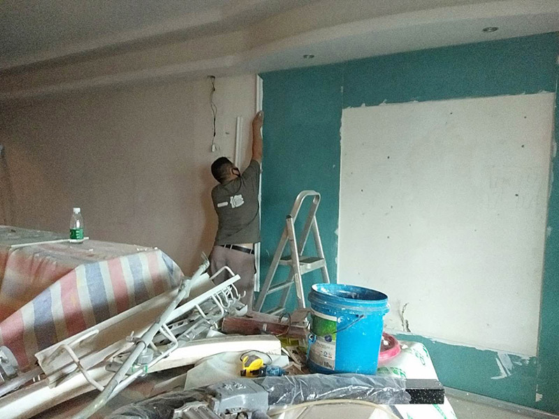 墻面貼石膏線(xiàn)：首先要打好墨斗直線(xiàn)，將石膏線(xiàn)條與墻、頂面粘貼處已作過(guò)乳膠漆的要鏟除去并刷界面增敲擊固底，量好尺度將挑好的石膏線(xiàn)（皎白細(xì)膩，光亮度高，背部平坦）依據(jù)適宜尺度做切開(kāi)，用801膠和白石膏粉諧和，然后均勻的打在石膏線(xiàn)反面，然后依據(jù)視點(diǎn)貼，對(duì)花一定要聯(lián)接妥當(dāng)，接口的當(dāng)?shù)匾欢ㄒ教梗锌p隙的當(dāng)?shù)赜冒资喾勰ㄆ?，清水做處理?用膠水和白石膏粉調(diào)和,然后均勻的打在石膏線(xiàn)背面,然后根據(jù)角度貼就行了,重要的是對(duì)花,接口的地方一定要平整!