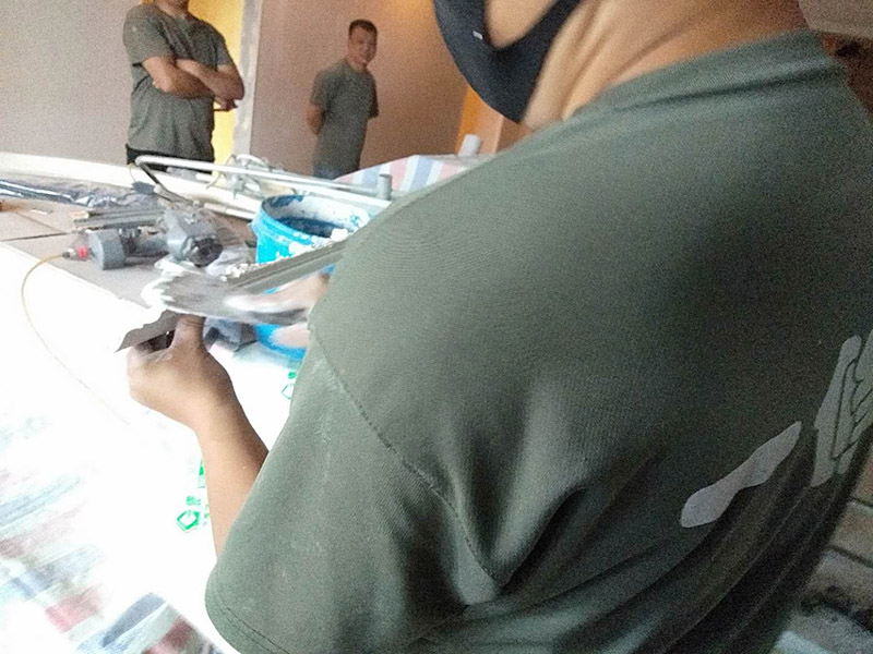 墻面貼石膏線(xiàn)：首先要打好墨斗直線(xiàn)，將石膏線(xiàn)條與墻、頂面粘貼處已作過(guò)乳膠漆的要鏟除去并刷界面增敲擊固底，量好尺度將挑好的石膏線(xiàn)（皎白細(xì)膩，光亮度高，背部平坦）依據(jù)適宜尺度做切開(kāi)，用801膠和白石膏粉諧和，然后均勻的打在石膏線(xiàn)反面，然后依據(jù)視點(diǎn)貼，對(duì)花一定要聯(lián)接妥當(dāng)，接口的當(dāng)?shù)匾欢ㄒ教?，有縫隙的當(dāng)?shù)赜冒资喾勰ㄆ?，清水做處理?用膠水和白石膏粉調(diào)和,然后均勻的打在石膏線(xiàn)背面,然后根據(jù)角度貼就行了,重要的是對(duì)花,接口的地方一定要平整!