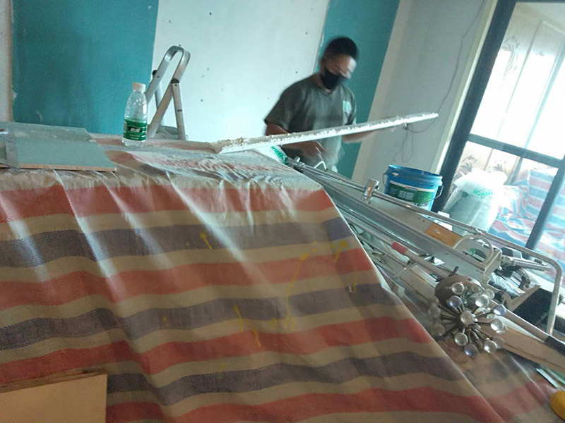 墻面貼石膏線(xiàn)：首先要打好墨斗直線(xiàn)，將石膏線(xiàn)條與墻、頂面粘貼處已作過(guò)乳膠漆的要鏟除去并刷界面增敲擊固底，量好尺度將挑好的石膏線(xiàn)（皎白細(xì)膩，光亮度高，背部平坦）依據(jù)適宜尺度做切開(kāi)，用801膠和白石膏粉諧和，然后均勻的打在石膏線(xiàn)反面，然后依據(jù)視點(diǎn)貼，對(duì)花一定要聯(lián)接妥當(dāng)，接口的當(dāng)?shù)匾欢ㄒ教?，有縫隙的當(dāng)?shù)赜冒资喾勰ㄆ剑逅鎏幚怼?用膠水和白石膏粉調(diào)和,然后均勻的打在石膏線(xiàn)背面,然后根據(jù)角度貼就行了,重要的是對(duì)花,接口的地方一定要平整!