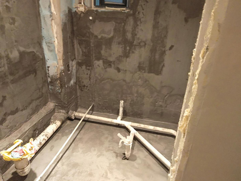 衛(wèi)生間墻地面抹灰：在進(jìn)行防水處理之前，一定先找平地du面，如果地面不平對(duì)防水的效果可能會(huì)有影響，也可能造成因防水涂料薄厚不均而導(dǎo)致的開裂滲漏。地漏，墻角，管跟等接縫處要使用高彈性的柔性防水涂刷，因?yàn)樾l(wèi)生間的墻與地面之間的接縫處會(huì)移位最容易滲水。 墻面處理上要做大約30cm高的防水涂料，以防積水滲透墻面返潮，如果衛(wèi)生間有淋浴房應(yīng)將防水做180cm，如果有浴缸，與浴缸相鄰的墻面防水高度應(yīng)比浴缸高處30cm.防水層做好后要留余一定的時(shí)間，讓防水層與建筑更好的融為一體，然后在防水層上做保護(hù)層再鋪地磚，施工過程中，可千萬馬虎不得，要盡量的保護(hù)防水層。
