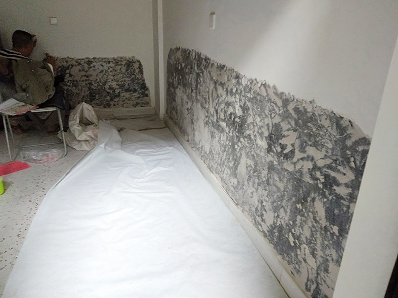 墻面局部鏟除防水：1、清理墻面：以鏟刀清除墻面已松動的膩子層。用鏟刀無法清除的膩子層，可以用小錘子輕輕敲擊，如果沒有空鼓的聲音，并且敲后仍不松動的地方可以保留原有的基層。 2、清洗墻面：用清潔水或洗滌靈將表面的浮塵、油污進行徹底清洗干凈，然后用高壓水槍進行徹底沖洗，清除已粉化的涂層。 3、修補墻面： （1）基層起皮的處理方法：鋼絲刷刷掉起皮的涂料面層，刷界面劑，重新進行涂料施工。 （2）基層裂縫的處理方法：開V型槽，掛抗堿玻纖網格布，水泥砂漿抹面，批刮柔性膩子，進行涂料施工。 （3）基層空鼓的處理方法：云石機切出空鼓的墻面，薄而多遍的水泥砂漿抹面，達到原有墻面的高度，刷界面劑，然后進行涂料施工。