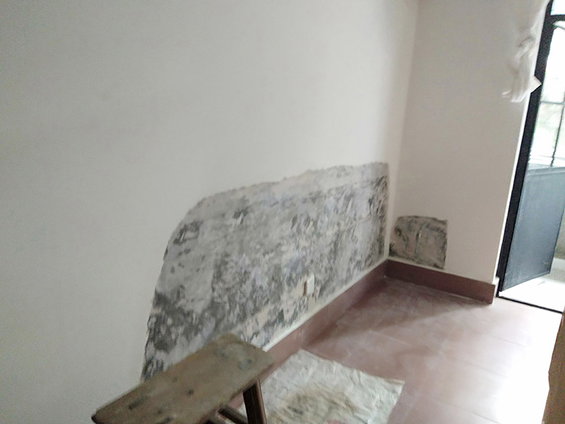 墻面局部鏟除防水：1、清理墻面：以鏟刀清除墻面已松動的膩子層。用鏟刀無法清除的膩子層，可以用小錘子輕輕敲擊，如果沒有空鼓的聲音，并且敲后仍不松動的地方可以保留原有的基層。 2、清洗墻面：用清潔水或洗滌靈將表面的浮塵、油污進行徹底清洗干凈，然后用高壓水槍進行徹底沖洗，清除已粉化的涂層。 3、修補墻面： （1）基層起皮的處理方法：鋼絲刷刷掉起皮的涂料面層，刷界面劑，重新進行涂料施工。 （2）基層裂縫的處理方法：開V型槽，掛抗堿玻纖網格布，水泥砂漿抹面，批刮柔性膩子，進行涂料施工。 （3）基層空鼓的處理方法：云石機切出空鼓的墻面，薄而多遍的水泥砂漿抹面，達到原有墻面的高度，刷界面劑，然后進行涂料施工。