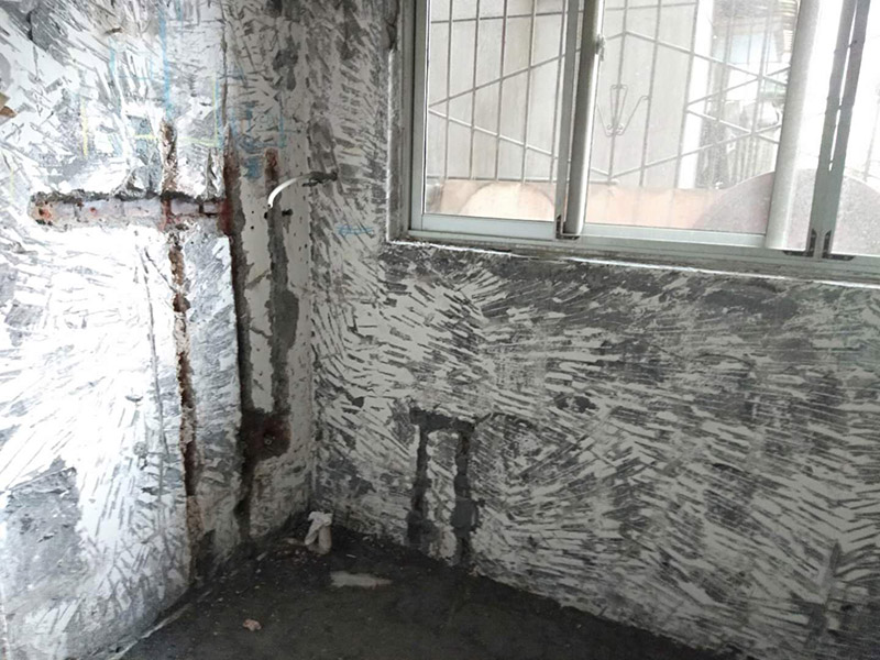 陽臺墻面基層鏟除：用鏟刮墻，很難鏟掉的應(yīng)該是水泥墻面很容易鏟掉的就是大加膠水的&ldquo;大白膩?zhàn)?rdquo;，由于其易受潮粉化并含有甲醛的工程膠水，需要鏟除。  封固層處理。 首先，清除空鼓，用水浸濕墻面層，鏟掉墻皮。第二，墻面輥刷界面劑清理浮灰，提高附著力。最后，用找平修補(bǔ)砂漿修補(bǔ)空鼓、線槽、孔洞，嵌縫石膏進(jìn)行溝縫處理。  厚找平層處理。 平整度好的毛坯墻(毛坯房交房規(guī)范平整度在?3毫米)就不需要用找平修補(bǔ)砂漿進(jìn)行厚找平了，直接用耐水膩?zhàn)踊蚬δ苄蜕鷳B(tài)膩?zhàn)舆M(jìn)行精找平就可以。 精找平層處理。 厚找平層處理完后，就可以批刮耐水膩?zhàn)踊蚱渌δ苄蜕鷳B(tài)膩?zhàn)舆M(jìn)行精找平了，需根據(jù)膩?zhàn)拥氖┕ふf明要求進(jìn)行施工，特別要注意充分均勻攪拌、批刮厚度。