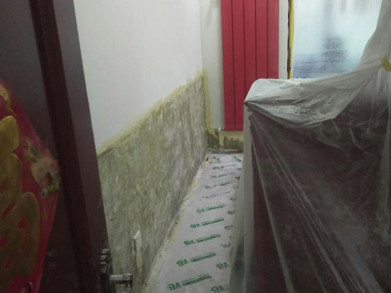 墻裙基層鏟除翻新：白墻或者裸墻局部起鼓或者輕微龜裂剝落的話，可以把出現(xiàn)問題的地方鏟除，并將鏟除部分的邊緣磨平滑后，重新刮一次膩子，上底漆，再刷再涂，不過可能會跟原來的墻面有一點色差。 全面施工等于重新裝修一樣，工程量是最大的，適用于存在多處開裂、掉皮、起粉現(xiàn)象的墻面。首先墻面要全部鏟除至水泥層，若是一些居住年代(如80年代以前)較久未裝修的房子，更是需要鏟除到磚墻體表面，然后全面施工翻新墻面：平整墻面&mdash;&mdash;固化基層&mdash;&mdash;刷界面劑&mdash;&mdash;批刮三遍耐水膩子&mdash;&mdash;墻面打磨&mdash;&mdash;上一遍底漆&mdash;&mdash;上兩次效果面漆。