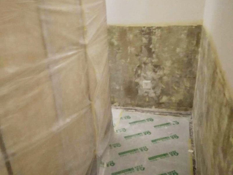 墻裙基層鏟除翻新：白墻或者裸墻局部起鼓或者輕微龜裂剝落的話，可以把出現(xiàn)問題的地方鏟除，并將鏟除部分的邊緣磨平滑后，重新刮一次膩子，上底漆，再刷再涂，不過可能會跟原來的墻面有一點色差。 全面施工等于重新裝修一樣，工程量是最大的，適用于存在多處開裂、掉皮、起粉現(xiàn)象的墻面。首先墻面要全部鏟除至水泥層，若是一些居住年代(如80年代以前)較久未裝修的房子，更是需要鏟除到磚墻體表面，然后全面施工翻新墻面：平整墻面&mdash;&mdash;固化基層&mdash;&mdash;刷界面劑&mdash;&mdash;批刮三遍耐水膩子&mdash;&mdash;墻面打磨&mdash;&mdash;上一遍底漆&mdash;&mdash;上兩次效果面漆。