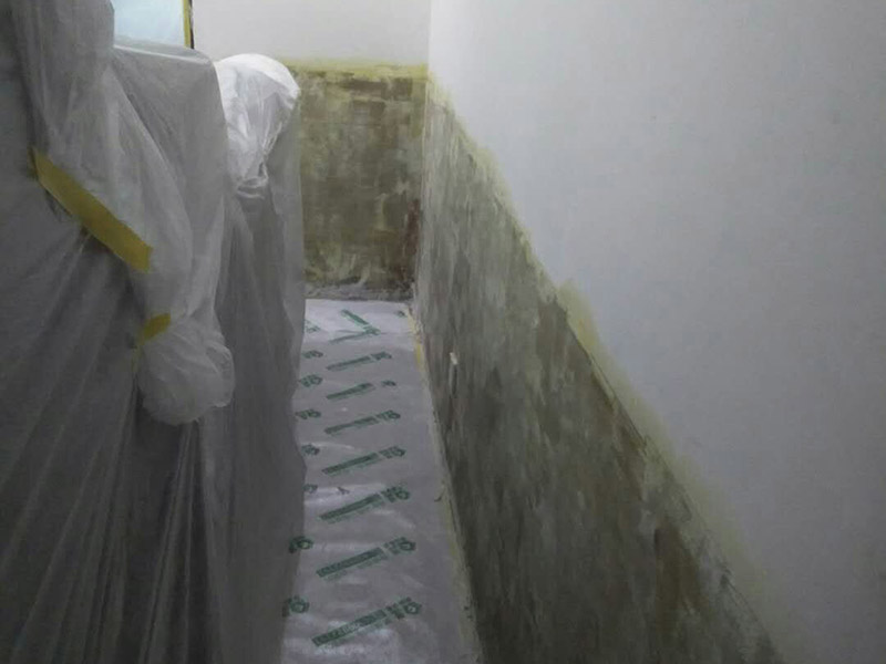 墻裙基層鏟除翻新：白墻或者裸墻局部起鼓或者輕微龜裂剝落的話，可以把出現(xiàn)問題的地方鏟除，并將鏟除部分的邊緣磨平滑后，重新刮一次膩子，上底漆，再刷再涂，不過可能會跟原來的墻面有一點色差。 全面施工等于重新裝修一樣，工程量是最大的，適用于存在多處開裂、掉皮、起粉現(xiàn)象的墻面。首先墻面要全部鏟除至水泥層，若是一些居住年代(如80年代以前)較久未裝修的房子，更是需要鏟除到磚墻體表面，然后全面施工翻新墻面：平整墻面&mdash;&mdash;固化基層&mdash;&mdash;刷界面劑&mdash;&mdash;批刮三遍耐水膩子&mdash;&mdash;墻面打磨&mdash;&mdash;上一遍底漆&mdash;&mdash;上兩次效果面漆。