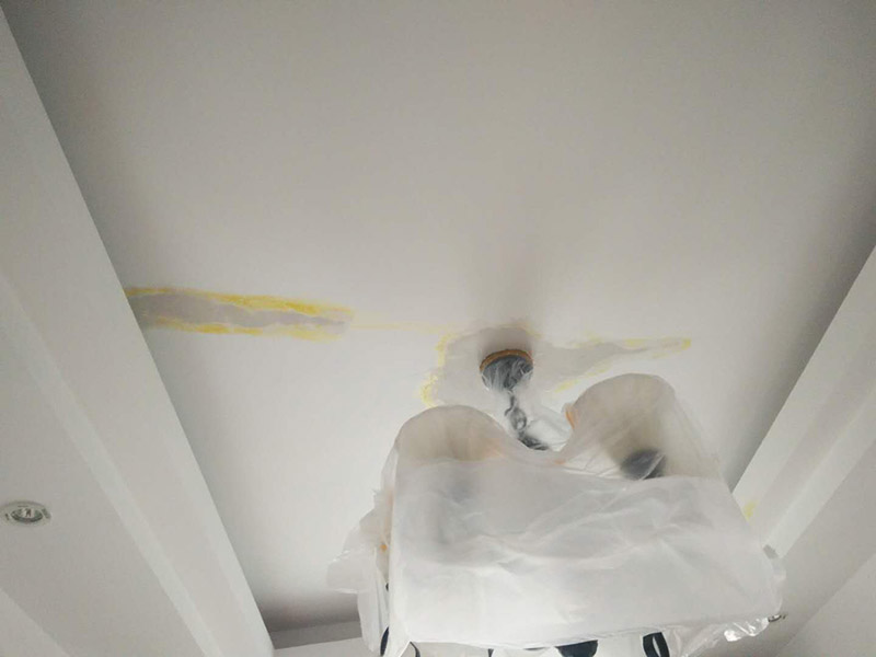 頂面空鼓維修：1、對空鼓區(qū)域進行基本的處理，然后采用隔離劑對空鼓區(qū)域進行基本的處理，清理干凈殘留物品，然后抹上一層膠膜。 2、進行維修的時候一定要保持空鼓區(qū)域的濕潤性，提前一天進行處理，然后在開始之前要進行灑水處理。 3、為了保險起見，我們需要進行封層抹灰的清理方面，第一次抹灰的時候，一定要抹實，以薄為主要，帶底灰完成之后，等一會就可以進行二次抹灰了，第二次抹灰以厚度為主要，同時要注意平整性處理，處理完之后等待七八成晾干的情況下，就可以進行最后一步工作了，進行最后的抹灰處理，一般整體厚度不超過15mm就行了。