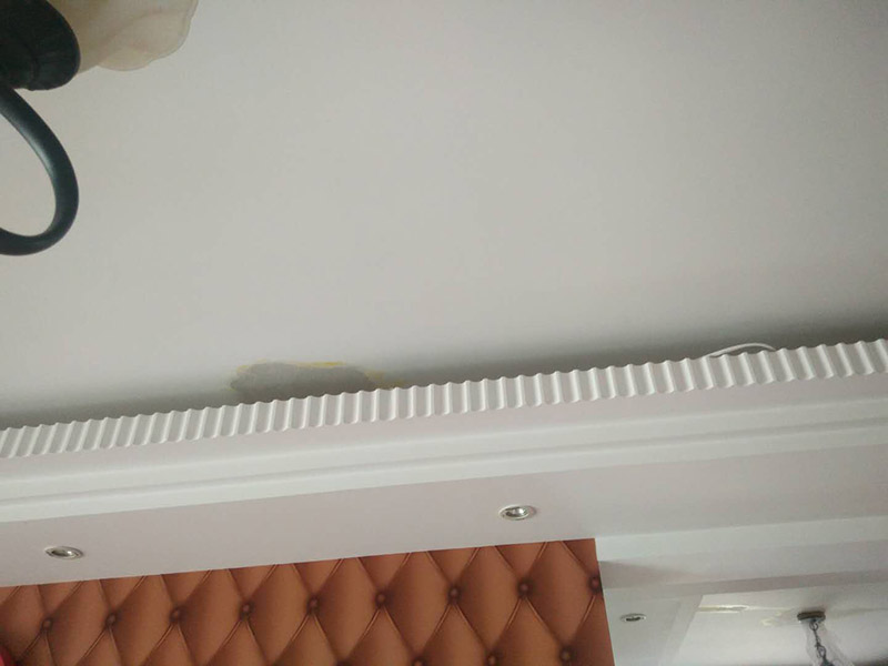 頂面空鼓維修：1、對空鼓區(qū)域進行基本的處理，然后采用隔離劑對空鼓區(qū)域進行基本的處理，清理干凈殘留物品，然后抹上一層膠膜。 2、進行維修的時候一定要保持空鼓區(qū)域的濕潤性，提前一天進行處理，然后在開始之前要進行灑水處理。 3、為了保險起見，我們需要進行封層抹灰的清理方面，第一次抹灰的時候，一定要抹實，以薄為主要，帶底灰完成之后，等一會就可以進行二次抹灰了，第二次抹灰以厚度為主要，同時要注意平整性處理，處理完之后等待七八成晾干的情況下，就可以進行最后一步工作了，進行最后的抹灰處理，一般整體厚度不超過15mm就行了。