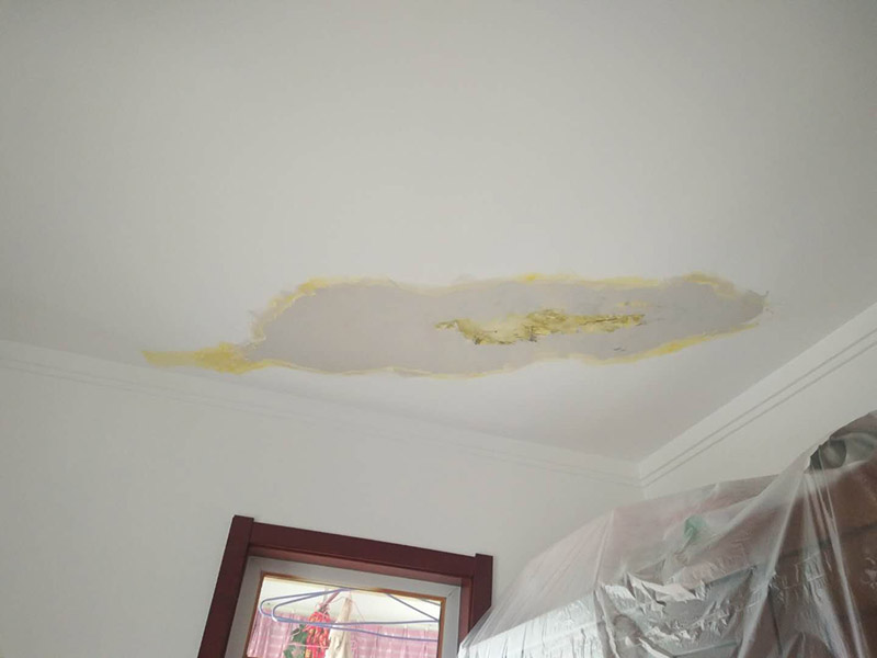 頂面空鼓維修：1、對空鼓區(qū)域進行基本的處理，然后采用隔離劑對空鼓區(qū)域進行基本的處理，清理干凈殘留物品，然后抹上一層膠膜。 2、進行維修的時候一定要保持空鼓區(qū)域的濕潤性，提前一天進行處理，然后在開始之前要進行灑水處理。 3、為了保險起見，我們需要進行封層抹灰的清理方面，第一次抹灰的時候，一定要抹實，以薄為主要，帶底灰完成之后，等一會就可以進行二次抹灰了，第二次抹灰以厚度為主要，同時要注意平整性處理，處理完之后等待七八成晾干的情況下，就可以進行最后一步工作了，進行最后的抹灰處理，一般整體厚度不超過15mm就行了。