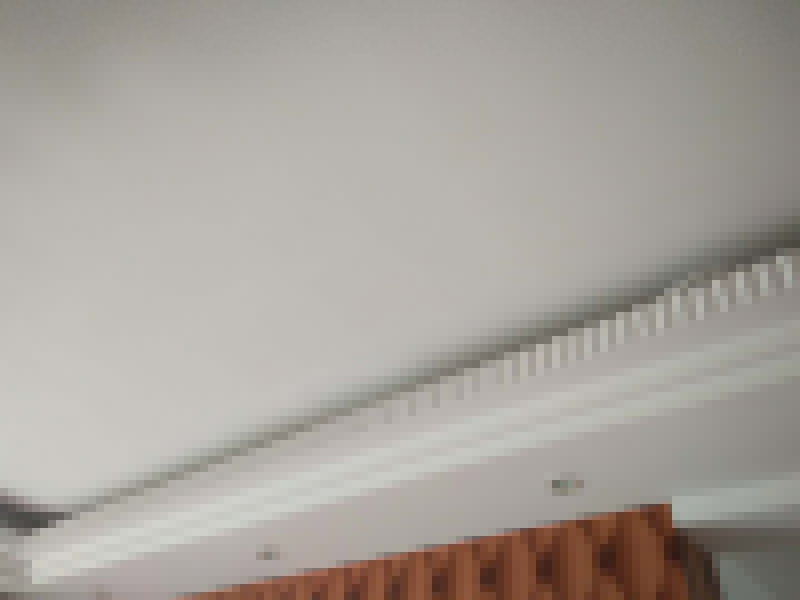 頂面空鼓維修：1、對空鼓區(qū)域進行基本的處理，然后采用隔離劑對空鼓區(qū)域進行基本的處理，清理干凈殘留物品，然后抹上一層膠膜。 2、進行維修的時候一定要保持空鼓區(qū)域的濕潤性，提前一天進行處理，然后在開始之前要進行灑水處理。 3、為了保險起見，我們需要進行封層抹灰的清理方面，第一次抹灰的時候，一定要抹實，以薄為主要，帶底灰完成之后，等一會就可以進行二次抹灰了，第二次抹灰以厚度為主要，同時要注意平整性處理，處理完之后等待七八成晾干的情況下，就可以進行最后一步工作了，進行最后的抹灰處理，一般整體厚度不超過15mm就行了。