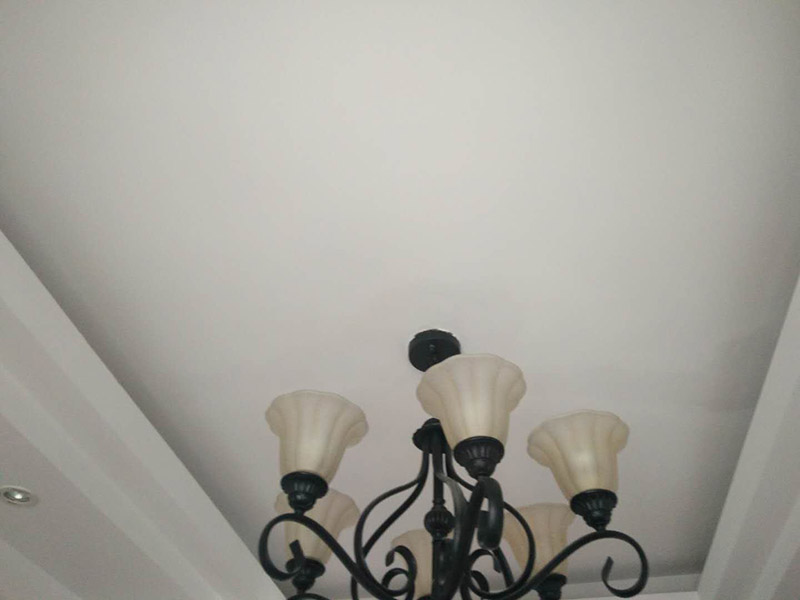 頂面空鼓維修：1、對空鼓區(qū)域進行基本的處理，然后采用隔離劑對空鼓區(qū)域進行基本的處理，清理干凈殘留物品，然后抹上一層膠膜。 2、進行維修的時候一定要保持空鼓區(qū)域的濕潤性，提前一天進行處理，然后在開始之前要進行灑水處理。 3、為了保險起見，我們需要進行封層抹灰的清理方面，第一次抹灰的時候，一定要抹實，以薄為主要，帶底灰完成之后，等一會就可以進行二次抹灰了，第二次抹灰以厚度為主要，同時要注意平整性處理，處理完之后等待七八成晾干的情況下，就可以進行最后一步工作了，進行最后的抹灰處理，一般整體厚度不超過15mm就行了。