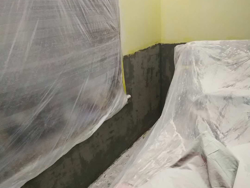 墻面修補翻新：舊墻面在翻新前一定要做墻面基底處理，粉化嚴(yán)重的要全部鏟除，鏟除后抹上一層白水泥，原來墻面過于光滑、刷過油漆的鏟除后還要做打磨處理，把粘結(jié)不牢的表皮去掉，便于新涂料和墻體粘結(jié)。墻面底漆的作用是抗堿防潮、封固基材、保護面漆，提高面漆的質(zhì)感和遮蓋力，對于老房翻新，墻面一定要做底漆，如果沒有刷底漆就直接上面漆的話，時間一長墻面容易起泡、發(fā)霉，太陽照曬時間長了也容易變色。已經(jīng)上好面漆的墻面要修補會比較麻煩，容易產(chǎn)生色差，材料的使用時間不同，質(zhì)量也難以保證，很難達到理想效果。 所以墻面的修補最好是整塊墻面，或是盡可能地選擇較大面積進行修補，這樣可以盡量避免產(chǎn)生色差，修補后的質(zhì)量也更好。