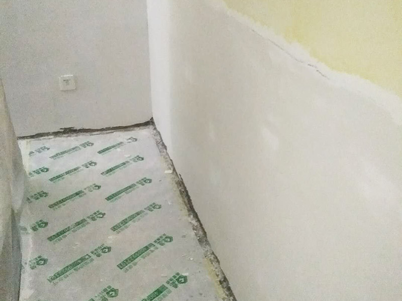 墻面修補翻新：舊墻面在翻新前一定要做墻面基底處理，粉化嚴(yán)重的要全部鏟除，鏟除后抹上一層白水泥，原來墻面過于光滑、刷過油漆的鏟除后還要做打磨處理，把粘結(jié)不牢的表皮去掉，便于新涂料和墻體粘結(jié)。墻面底漆的作用是抗堿防潮、封固基材、保護面漆，提高面漆的質(zhì)感和遮蓋力，對于老房翻新，墻面一定要做底漆，如果沒有刷底漆就直接上面漆的話，時間一長墻面容易起泡、發(fā)霉，太陽照曬時間長了也容易變色。已經(jīng)上好面漆的墻面要修補會比較麻煩，容易產(chǎn)生色差，材料的使用時間不同，質(zhì)量也難以保證，很難達到理想效果。 所以墻面的修補最好是整塊墻面，或是盡可能地選擇較大面積進行修補，這樣可以盡量避免產(chǎn)生色差，修補后的質(zhì)量也更好。