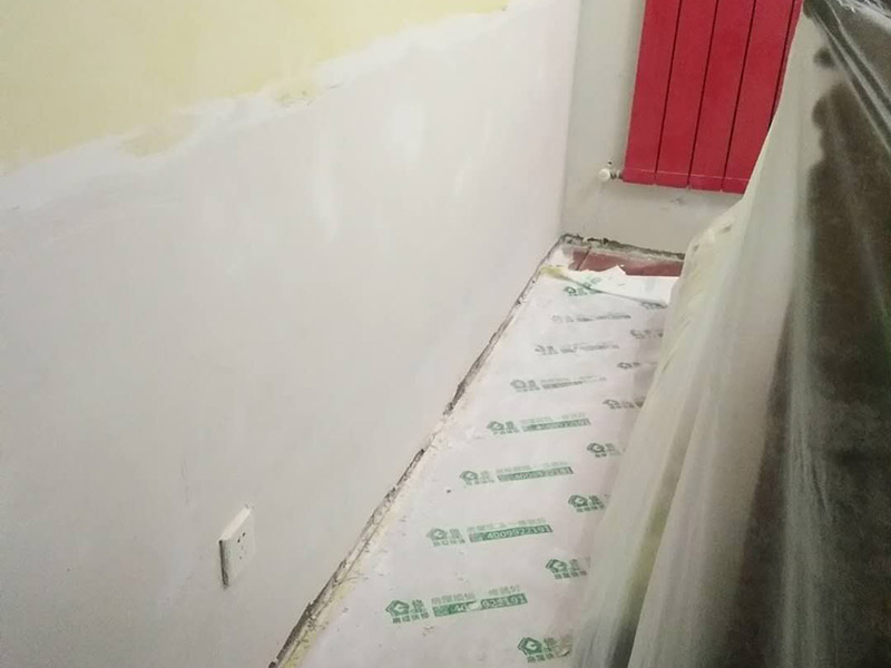 墻面修補翻新：舊墻面在翻新前一定要做墻面基底處理，粉化嚴(yán)重的要全部鏟除，鏟除后抹上一層白水泥，原來墻面過于光滑、刷過油漆的鏟除后還要做打磨處理，把粘結(jié)不牢的表皮去掉，便于新涂料和墻體粘結(jié)。墻面底漆的作用是抗堿防潮、封固基材、保護面漆，提高面漆的質(zhì)感和遮蓋力，對于老房翻新，墻面一定要做底漆，如果沒有刷底漆就直接上面漆的話，時間一長墻面容易起泡、發(fā)霉，太陽照曬時間長了也容易變色。已經(jīng)上好面漆的墻面要修補會比較麻煩，容易產(chǎn)生色差，材料的使用時間不同，質(zhì)量也難以保證，很難達到理想效果。 所以墻面的修補最好是整塊墻面，或是盡可能地選擇較大面積進行修補，這樣可以盡量避免產(chǎn)生色差，修補后的質(zhì)量也更好。