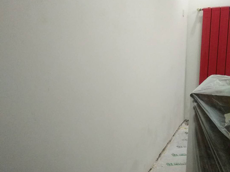 墻面修補翻新：舊墻面在翻新前一定要做墻面基底處理，粉化嚴(yán)重的要全部鏟除，鏟除后抹上一層白水泥，原來墻面過于光滑、刷過油漆的鏟除后還要做打磨處理，把粘結(jié)不牢的表皮去掉，便于新涂料和墻體粘結(jié)。墻面底漆的作用是抗堿防潮、封固基材、保護面漆，提高面漆的質(zhì)感和遮蓋力，對于老房翻新，墻面一定要做底漆，如果沒有刷底漆就直接上面漆的話，時間一長墻面容易起泡、發(fā)霉，太陽照曬時間長了也容易變色。已經(jīng)上好面漆的墻面要修補會比較麻煩，容易產(chǎn)生色差，材料的使用時間不同，質(zhì)量也難以保證，很難達到理想效果。 所以墻面的修補最好是整塊墻面，或是盡可能地選擇較大面積進行修補，這樣可以盡量避免產(chǎn)生色差，修補后的質(zhì)量也更好。