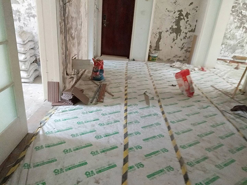 全屋墻面翻新：在墻面翻新前，需要先將舊漆面鏟除干凈，之后在進(jìn)行打磨，將墻面的浮沉雜物都清理干凈。如果墻面有凹凸不平的情況，要先用膩?zhàn)有扪a(bǔ)，如果墻面出現(xiàn)空鼓的現(xiàn)象，也要將整面的墻皮進(jìn)行鏟除，才能做后續(xù)的處理。膩?zhàn)拥奶幚碇攸c(diǎn)有兩點(diǎn)注意事項(xiàng)，一是在刮膩?zhàn)又?，要把墻面的平整度用尺子測(cè)試好，如果有不平整的位置，就需要用膩?zhàn)訉?shí)行多次的修補(bǔ)，而在每一次刮完膩?zhàn)又?，還需要用砂紙對(duì)墻面實(shí)行打磨，使得墻面更加的平整光滑。在涂刷時(shí)應(yīng)當(dāng)遵照一底兩面的原則，即刷1遍底漆，再刷2遍面漆，要留意的是，兩次涂刷的時(shí)間不可以太近，要確