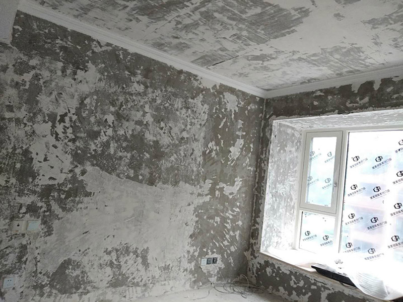 全屋墻面翻新：在墻面翻新前，需要先將舊漆面鏟除干凈，之后在進(jìn)行打磨，將墻面的浮沉雜物都清理干凈。如果墻面有凹凸不平的情況，要先用膩?zhàn)有扪a(bǔ)，如果墻面出現(xiàn)空鼓的現(xiàn)象，也要將整面的墻皮進(jìn)行鏟除，才能做后續(xù)的處理。膩?zhàn)拥奶幚碇攸c(diǎn)有兩點(diǎn)注意事項(xiàng)，一是在刮膩?zhàn)又?，要把墻面的平整度用尺子測(cè)試好，如果有不平整的位置，就需要用膩?zhàn)訉?shí)行多次的修補(bǔ)，而在每一次刮完膩?zhàn)又螅€需要用砂紙對(duì)墻面實(shí)行打磨，使得墻面更加的平整光滑。在涂刷時(shí)應(yīng)當(dāng)遵照一底兩面的原則，即刷1遍底漆，再刷2遍面漆，要留意的是，兩次涂刷的時(shí)間不可以太近，要確