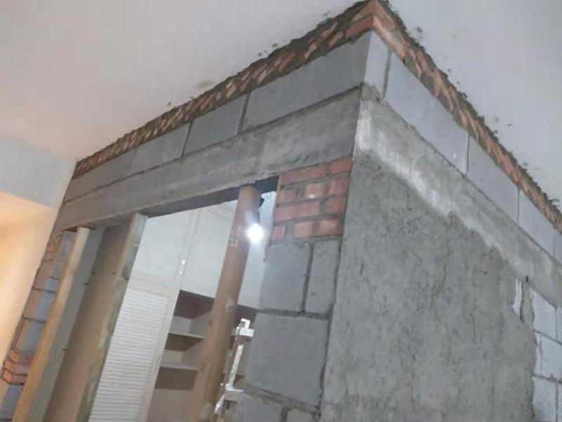 客廳隔斷砌墻施工:首先應(yīng)準備好水泥沙、鋼筋及輕質(zhì)磚等所需材料，并根據(jù)室內(nèi)設(shè)計情況確定砌墻的位置，攪將水泥砂漿攪拌均勻后即可開始砌墻。砌墻時按照圖紙進行，新舊墻體連接處需將鋼筋打入舊墻體，深度要夠深。墻體砌好之后，需在水泥批蕩之前做好掛網(wǎng)處理。