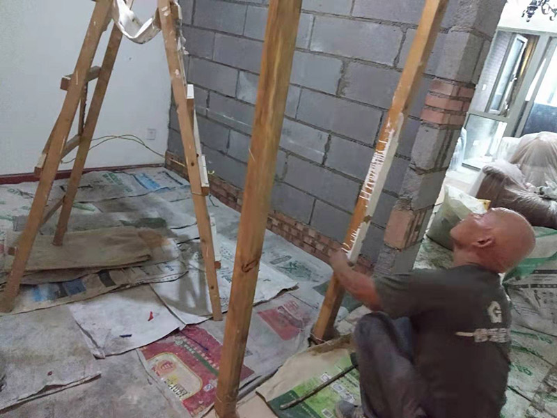 客廳隔斷砌墻施工:首先應(yīng)準備好水泥沙、鋼筋及輕質(zhì)磚等所需材料，并根據(jù)室內(nèi)設(shè)計情況確定砌墻的位置，攪將水泥砂漿攪拌均勻后即可開始砌墻。砌墻時按照圖紙進行，新舊墻體連接處需將鋼筋打入舊墻體，深度要夠深。墻體砌好之后，需在水泥批蕩之前做好掛網(wǎng)處理。