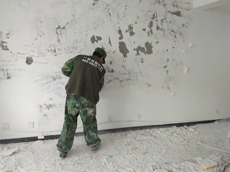 成品保護(hù)墻面鏟除: 各種裝修材料都是要經(jīng)過(guò)大門進(jìn)場(chǎng)的，在搬運(yùn)過(guò)程中就很可能會(huì)和門產(chǎn)生磕碰摩擦，所以第一個(gè)需要保護(hù)的地方就是入戶門。在這一點(diǎn)上，通?？梢允褂贸善繁Ｗo(hù)膜把門包起來(lái)。 先用工具鏟點(diǎn)易脫落的墻面以防涂抹膩?zhàn)臃酆笃鹋?。再刮膩?zhàn)哟蚰テ?，最重要的一點(diǎn)，在上乳膠漆的時(shí)候一定要上一道抗堿底漆，因?yàn)槔戏孔訅w都帶一定的堿性，不做抗堿底漆就刷乳膠漆的話，一定會(huì)出現(xiàn)問(wèn)題，再好的漆也會(huì)。