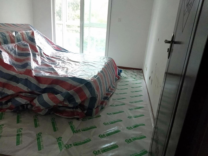 成品保護(hù)墻面鏟除: 各種裝修材料都是要經(jīng)過(guò)大門進(jìn)場(chǎng)的，在搬運(yùn)過(guò)程中就很可能會(huì)和門產(chǎn)生磕碰摩擦，所以第一個(gè)需要保護(hù)的地方就是入戶門。在這一點(diǎn)上，通?？梢允褂贸善繁Ｗo(hù)膜把門包起來(lái)。 先用工具鏟點(diǎn)易脫落的墻面以防涂抹膩?zhàn)臃酆笃鹋?。再刮膩?zhàn)哟蚰テ剑钪匾囊稽c(diǎn)，在上乳膠漆的時(shí)候一定要上一道抗堿底漆，因?yàn)槔戏孔訅w都帶一定的堿性，不做抗堿底漆就刷乳膠漆的話，一定會(huì)出現(xiàn)問(wèn)題，再好的漆也會(huì)。