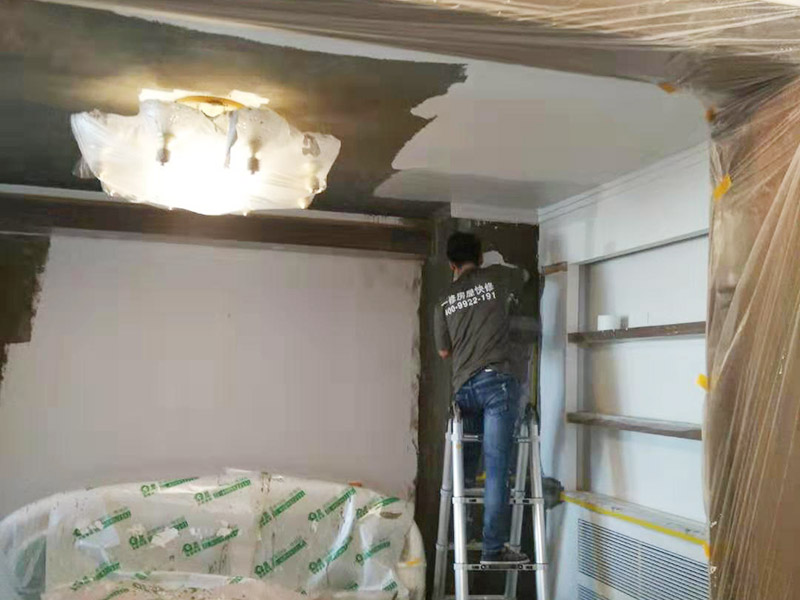 全屋墻面翻新及保護(hù)方案：舊墻面翻新基層處理從專業(yè)角度看，翻新流程應(yīng)有下列幾個(gè)環(huán)節(jié)組成：了解工程概況&rarr;工程視查&rarr;測(cè)試病變&rarr;提出建議&rarr;施工方案&rarr;準(zhǔn)備工作&rarr;施工過(guò)程&rarr;驗(yàn)收 舊墻面翻新基層處理從專業(yè)角度看,翻新流程應(yīng)有下列幾個(gè)環(huán)節(jié)組成:了解工程概況&rarr;工程視查&rarr;測(cè)試病變&rarr;提出建議&rarr;施工方案&rarr;準(zhǔn)備工作&rarr;施工過(guò)程&rarr;驗(yàn)收 瓷磚、地板施工時(shí)，經(jīng)常有些會(huì)忽略了成品保護(hù)這步，直接在港普的瓷磚、地板上堆放東西。，甚至直接就在上面走動(dòng)了。其實(shí)，在沒(méi)有使用覆蓋膜之前，這些都是錯(cuò)誤的，會(huì)對(duì)鋪貼效果產(chǎn)生很大影響。正確的做法是，在瓷磚干固以前，禁止在上面走動(dòng)或堆放東西；還要覆蓋專門(mén)的保護(hù)膜，以免裝修的沙子磨傷地面，或者有色涂料沾上地板，還有造成瓷磚高低不平等。