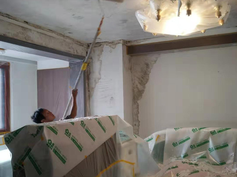 全屋墻面翻新及保護(hù)方案：舊墻面翻新基層處理從專業(yè)角度看，翻新流程應(yīng)有下列幾個(gè)環(huán)節(jié)組成：了解工程概況&rarr;工程視查&rarr;測(cè)試病變&rarr;提出建議&rarr;施工方案&rarr;準(zhǔn)備工作&rarr;施工過(guò)程&rarr;驗(yàn)收 舊墻面翻新基層處理從專業(yè)角度看,翻新流程應(yīng)有下列幾個(gè)環(huán)節(jié)組成:了解工程概況&rarr;工程視查&rarr;測(cè)試病變&rarr;提出建議&rarr;施工方案&rarr;準(zhǔn)備工作&rarr;施工過(guò)程&rarr;驗(yàn)收 瓷磚、地板施工時(shí)，經(jīng)常有些會(huì)忽略了成品保護(hù)這步，直接在港普的瓷磚、地板上堆放東西。，甚至直接就在上面走動(dòng)了。其實(shí)，在沒(méi)有使用覆蓋膜之前，這些都是錯(cuò)誤的，會(huì)對(duì)鋪貼效果產(chǎn)生很大影響。正確的做法是，在瓷磚干固以前，禁止在上面走動(dòng)或堆放東西；還要覆蓋專門(mén)的保護(hù)膜，以免裝修的沙子磨傷地面，或者有色涂料沾上地板，還有造成瓷磚高低不平等。