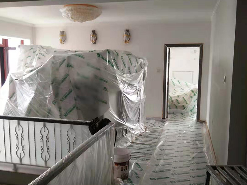 全屋墻面翻新及保護(hù)方案：舊墻面翻新基層處理從專業(yè)角度看，翻新流程應(yīng)有下列幾個(gè)環(huán)節(jié)組成：了解工程概況&rarr;工程視查&rarr;測(cè)試病變&rarr;提出建議&rarr;施工方案&rarr;準(zhǔn)備工作&rarr;施工過(guò)程&rarr;驗(yàn)收 舊墻面翻新基層處理從專業(yè)角度看,翻新流程應(yīng)有下列幾個(gè)環(huán)節(jié)組成:了解工程概況&rarr;工程視查&rarr;測(cè)試病變&rarr;提出建議&rarr;施工方案&rarr;準(zhǔn)備工作&rarr;施工過(guò)程&rarr;驗(yàn)收 瓷磚、地板施工時(shí)，經(jīng)常有些會(huì)忽略了成品保護(hù)這步，直接在港普的瓷磚、地板上堆放東西。，甚至直接就在上面走動(dòng)了。其實(shí)，在沒(méi)有使用覆蓋膜之前，這些都是錯(cuò)誤的，會(huì)對(duì)鋪貼效果產(chǎn)生很大影響。正確的做法是，在瓷磚干固以前，禁止在上面走動(dòng)或堆放東西；還要覆蓋專門(mén)的保護(hù)膜，以免裝修的沙子磨傷地面，或者有色涂料沾上地板，還有造成瓷磚高低不平等。