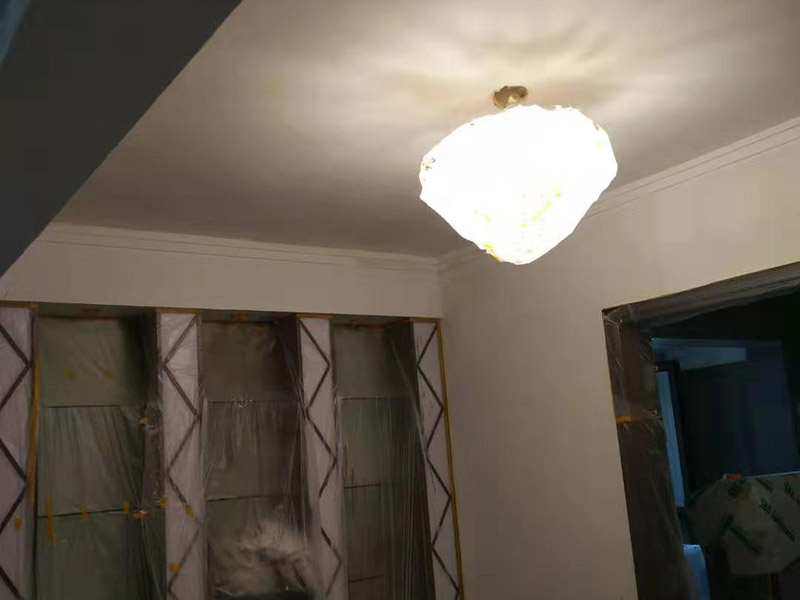 全屋墻面翻新及保護(hù)方案：舊墻面翻新基層處理從專業(yè)角度看，翻新流程應(yīng)有下列幾個(gè)環(huán)節(jié)組成：了解工程概況&rarr;工程視查&rarr;測(cè)試病變&rarr;提出建議&rarr;施工方案&rarr;準(zhǔn)備工作&rarr;施工過(guò)程&rarr;驗(yàn)收 舊墻面翻新基層處理從專業(yè)角度看,翻新流程應(yīng)有下列幾個(gè)環(huán)節(jié)組成:了解工程概況&rarr;工程視查&rarr;測(cè)試病變&rarr;提出建議&rarr;施工方案&rarr;準(zhǔn)備工作&rarr;施工過(guò)程&rarr;驗(yàn)收 瓷磚、地板施工時(shí)，經(jīng)常有些會(huì)忽略了成品保護(hù)這步，直接在港普的瓷磚、地板上堆放東西。，甚至直接就在上面走動(dòng)了。其實(shí)，在沒(méi)有使用覆蓋膜之前，這些都是錯(cuò)誤的，會(huì)對(duì)鋪貼效果產(chǎn)生很大影響。正確的做法是，在瓷磚干固以前，禁止在上面走動(dòng)或堆放東西；還要覆蓋專門(mén)的保護(hù)膜，以免裝修的沙子磨傷地面，或者有色涂料沾上地板，還有造成瓷磚高低不平等。