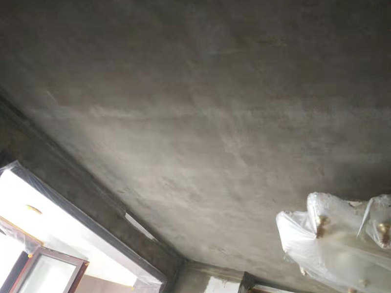 全屋墻面翻新及保護(hù)方案：舊墻面翻新基層處理從專業(yè)角度看，翻新流程應(yīng)有下列幾個(gè)環(huán)節(jié)組成：了解工程概況&rarr;工程視查&rarr;測(cè)試病變&rarr;提出建議&rarr;施工方案&rarr;準(zhǔn)備工作&rarr;施工過(guò)程&rarr;驗(yàn)收 舊墻面翻新基層處理從專業(yè)角度看,翻新流程應(yīng)有下列幾個(gè)環(huán)節(jié)組成:了解工程概況&rarr;工程視查&rarr;測(cè)試病變&rarr;提出建議&rarr;施工方案&rarr;準(zhǔn)備工作&rarr;施工過(guò)程&rarr;驗(yàn)收 瓷磚、地板施工時(shí)，經(jīng)常有些會(huì)忽略了成品保護(hù)這步，直接在港普的瓷磚、地板上堆放東西。，甚至直接就在上面走動(dòng)了。其實(shí)，在沒(méi)有使用覆蓋膜之前，這些都是錯(cuò)誤的，會(huì)對(duì)鋪貼效果產(chǎn)生很大影響。正確的做法是，在瓷磚干固以前，禁止在上面走動(dòng)或堆放東西；還要覆蓋專門(mén)的保護(hù)膜，以免裝修的沙子磨傷地面，或者有色涂料沾上地板，還有造成瓷磚高低不平等。