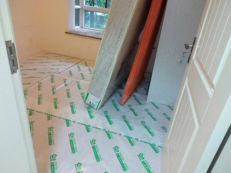 水管漏水維修：水管漏水修補要先找到漏水點，然后針對性修補，水管裂縫小可以直接將在漏水處涂抹上玻璃膠，但是要先關閉水閘、保持滲漏處干燥才能施工，玻璃膠干了之后才可以打開水閘，若是破損大，可將其切掉，用一節(jié)新水管和兩個接頭來修補，并在接頭處涂抹膠水密封。