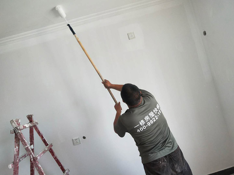 墻面乳膠漆裝修：毛坯的墻體或者已經(jīng)做好1道膩?zhàn)訉拥姆孔?，基層要求基層必須平整?jiān)固。不得有粉化、起砂、空鼓、脫落等現(xiàn)象。基層不平和坑洼面應(yīng)該配套膩?zhàn)庸纹健ｊ庩柦潜仨毻ㄟ^彈墨線來找垂直的鋁通來衡量水平垂直的整度。后一遍膩?zhàn)討?yīng)在前一遍膩?zhàn)油耆珊蠓侥苁┕?。一般來說，內(nèi)墻乳膠漆，在墻砌好后，是在抹灰完成后，總包單位會(huì)進(jìn)行兩道抹灰，第二道的時(shí)候基面加以修飾效果的補(bǔ)平。