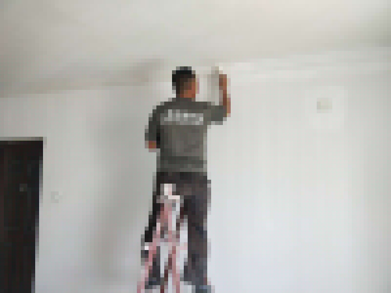 墻面乳膠漆裝修：毛坯的墻體或者已經(jīng)做好1道膩?zhàn)訉拥姆孔?，基層要求基層必須平整?jiān)固。不得有粉化、起砂、空鼓、脫落等現(xiàn)象?；鶎硬黄胶涂油菝鎽?yīng)該配套膩?zhàn)庸纹?。陰陽角必須通過彈墨線來找垂直的鋁通來衡量水平垂直的整度。后一遍膩?zhàn)討?yīng)在前一遍膩?zhàn)油耆珊蠓侥苁┕?。一般來說，內(nèi)墻乳膠漆，在墻砌好后，是在抹灰完成后，總包單位會(huì)進(jìn)行兩道抹灰，第二道的時(shí)候基面加以修飾效果的補(bǔ)平。