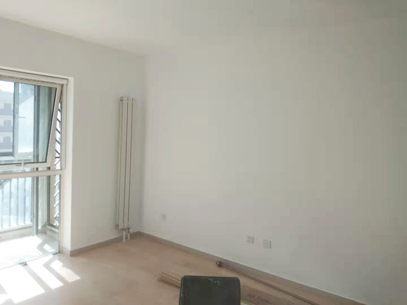 全屋刮大白裝修：刮大白就是在水泥毛糙面上 ，用建筑用的大白粉將墻面刮平刷白，具體步驟首先要基層處理把原有的大白戧掉，查看墻面上有沒(méi)有縫隙，釘子凹槽，銹點(diǎn)。 有縫隙的要填滿石膏，刷墻固墻鏈，之后在房屋頂棚都要滿刮石膏，然后在刮大白，刮大白比較重要，至少要全面的刮兩遍。干后在用打磨砂紙把小包和刮板印道子等磨掉，最后一步就是刷或者噴乳膠漆。