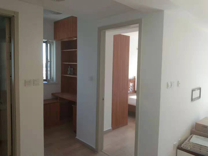 全屋刮大白裝修：刮大白就是在水泥毛糙面上 ，用建筑用的大白粉將墻面刮平刷白，具體步驟首先要基層處理把原有的大白戧掉，查看墻面上有沒(méi)有縫隙，釘子凹槽，銹點(diǎn)。 有縫隙的要填滿石膏，刷墻固墻鏈，之后在房屋頂棚都要滿刮石膏，然后在刮大白，刮大白比較重要，至少要全面的刮兩遍。干后在用打磨砂紙把小包和刮板印道子等磨掉，最后一步就是刷或者噴乳膠漆。