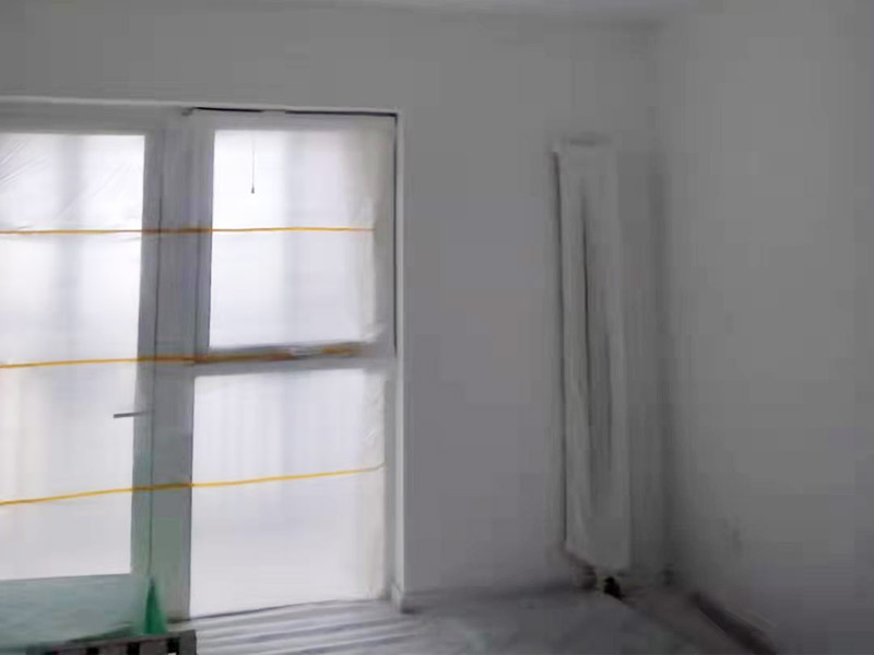 全屋刮大白裝修：刮大白就是在水泥毛糙面上 ，用建筑用的大白粉將墻面刮平刷白，具體步驟首先要基層處理把原有的大白戧掉，查看墻面上有沒(méi)有縫隙，釘子凹槽，銹點(diǎn)。 有縫隙的要填滿石膏，刷墻固墻鏈，之后在房屋頂棚都要滿刮石膏，然后在刮大白，刮大白比較重要，至少要全面的刮兩遍。干后在用打磨砂紙把小包和刮板印道子等磨掉，最后一步就是刷或者噴乳膠漆。