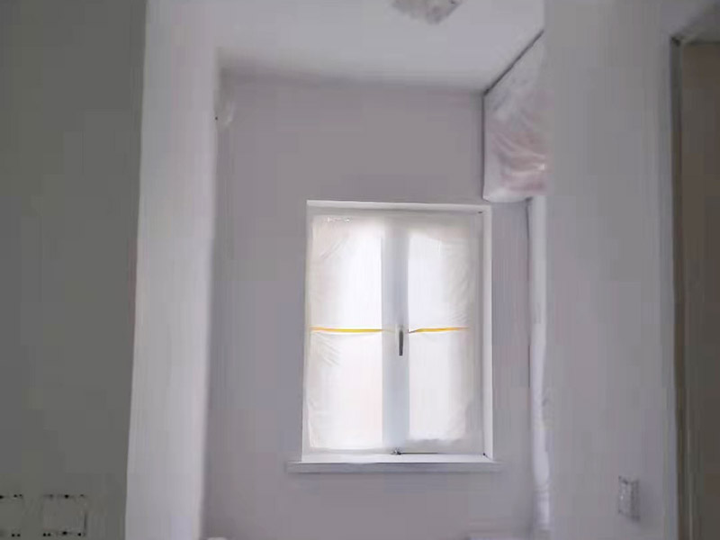 全屋刮大白裝修：刮大白就是在水泥毛糙面上 ，用建筑用的大白粉將墻面刮平刷白，具體步驟首先要基層處理把原有的大白戧掉，查看墻面上有沒(méi)有縫隙，釘子凹槽，銹點(diǎn)。 有縫隙的要填滿石膏，刷墻固墻鏈，之后在房屋頂棚都要滿刮石膏，然后在刮大白，刮大白比較重要，至少要全面的刮兩遍。干后在用打磨砂紙把小包和刮板印道子等磨掉，最后一步就是刷或者噴乳膠漆。