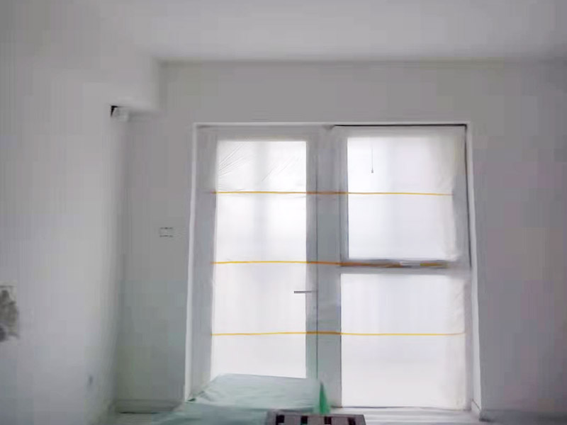 全屋刮大白裝修：刮大白就是在水泥毛糙面上 ，用建筑用的大白粉將墻面刮平刷白，具體步驟首先要基層處理把原有的大白戧掉，查看墻面上有沒(méi)有縫隙，釘子凹槽，銹點(diǎn)。 有縫隙的要填滿石膏，刷墻固墻鏈，之后在房屋頂棚都要滿刮石膏，然后在刮大白，刮大白比較重要，至少要全面的刮兩遍。干后在用打磨砂紙把小包和刮板印道子等磨掉，最后一步就是刷或者噴乳膠漆。