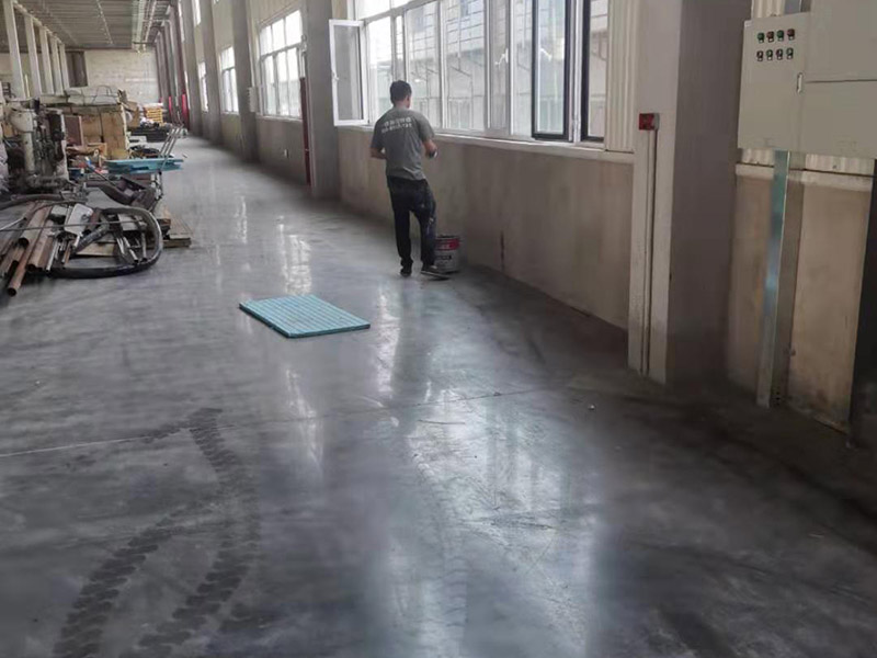 工廠墻裙翻新裝修：在對(duì)工廠墻面翻新時(shí)，必須先清潔以前的墻。如果粉末很嚴(yán)重，必須將其清理干凈。因?yàn)橹暗膲Ρ诳赡芡坑杏推岷腿槟z漆，所以最好在根除后再進(jìn)行涂漆。工廠墻面翻新時(shí)還要進(jìn)行拋光，應(yīng)清理原始?jí)Ρ谏系膱?jiān)固皮膚和浮動(dòng)水槽。如果有一小部分墻壁和裂縫，可以用膩?zhàn)犹畛洹?如果工廠墻面翻新在修復(fù)過程中不全面，并且涂漆過程已經(jīng)完成，那將非常麻煩，等到涂漆項(xiàng)目完成，再去修復(fù)，就很難達(dá)到預(yù)期的效果。而且最大的問題是色差問題，所以在修復(fù)工廠墻面時(shí)一定要小心、全面，不要給以后的項(xiàng)目增加負(fù)擔(dān)。 一般的工廠面積比較大，工廠墻面翻新時(shí)重要是在面漆方面。在上面漆之前，根據(jù)油漆的說明比例搭配，準(zhǔn)備足夠的量以確保所有墻面的顏色相同，免得油漆不足，需要重新調(diào)配，這樣很容易造成色差、不均勻。工廠墻面翻新時(shí)，還應(yīng)選擇優(yōu)質(zhì)的涂料滾筒，使油漆質(zhì)地更均勻，更美觀。