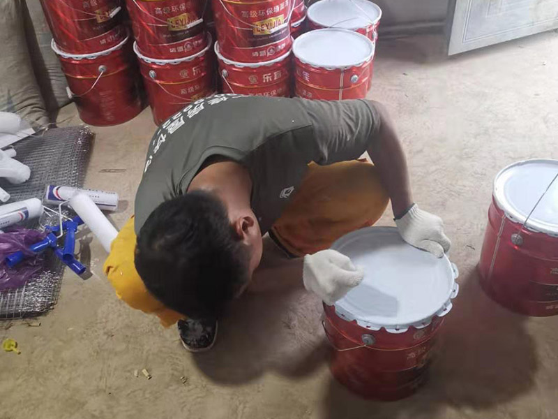 工廠墻裙翻新裝修：在對(duì)工廠墻面翻新時(shí)，必須先清潔以前的墻。如果粉末很嚴(yán)重，必須將其清理干凈。因?yàn)橹暗膲Ρ诳赡芡坑杏推岷腿槟z漆，所以最好在根除后再進(jìn)行涂漆。工廠墻面翻新時(shí)還要進(jìn)行拋光，應(yīng)清理原始?jí)Ρ谏系膱?jiān)固皮膚和浮動(dòng)水槽。如果有一小部分墻壁和裂縫，可以用膩?zhàn)犹畛洹?如果工廠墻面翻新在修復(fù)過程中不全面，并且涂漆過程已經(jīng)完成，那將非常麻煩，等到涂漆項(xiàng)目完成，再去修復(fù)，就很難達(dá)到預(yù)期的效果。而且最大的問題是色差問題，所以在修復(fù)工廠墻面時(shí)一定要小心、全面，不要給以后的項(xiàng)目增加負(fù)擔(dān)。 一般的工廠面積比較大，工廠墻面翻新時(shí)重要是在面漆方面。在上面漆之前，根據(jù)油漆的說明比例搭配，準(zhǔn)備足夠的量以確保所有墻面的顏色相同，免得油漆不足，需要重新調(diào)配，這樣很容易造成色差、不均勻。工廠墻面翻新時(shí)，還應(yīng)選擇優(yōu)質(zhì)的涂料滾筒，使油漆質(zhì)地更均勻，更美觀。