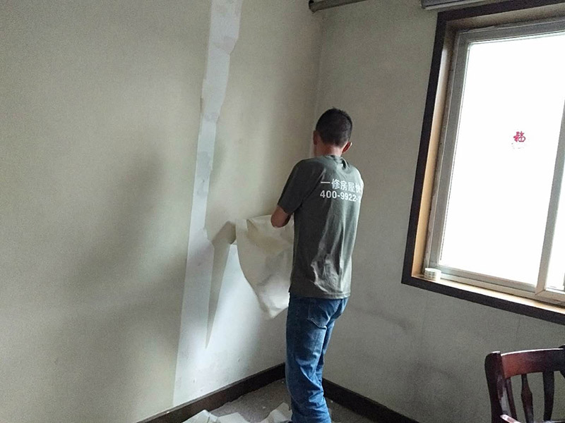 臥室墻紙拆除翻新:墻紙拆除分兩步，首先把表面層揭下，然后再噴水或均勻涂水在基層面，待基層面全部浸水飽合后，即可輕力揭下，最后再用鏟刀清理墻面，修補(bǔ)損壞墻面即可鋪貼墻紙。